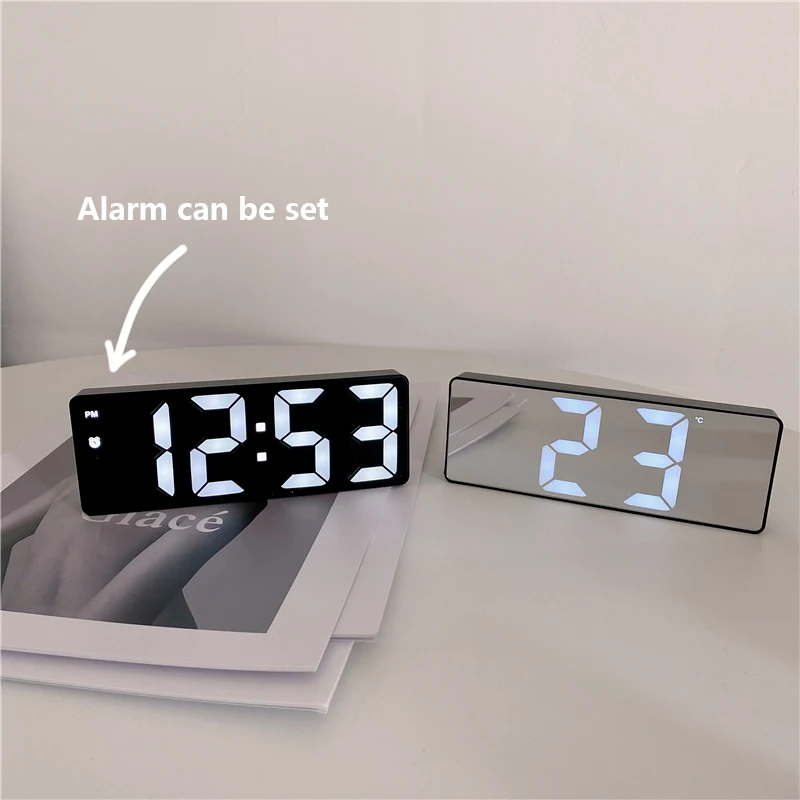 Relógio despertador digital com exibição de temperatura,