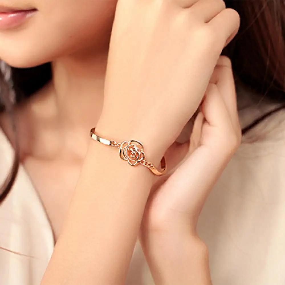 Стильные женские браслеты на руку из золота