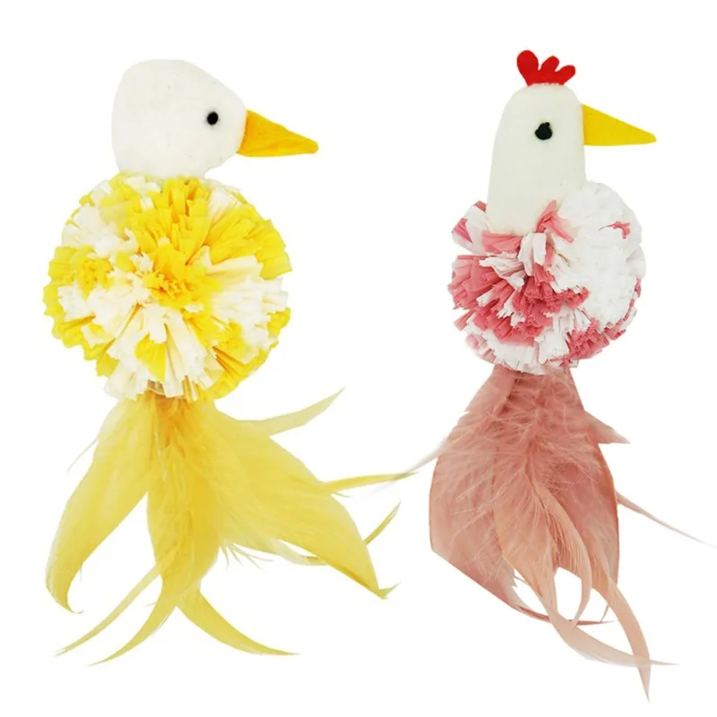 Dos peluches que parecen gallinas. Tienen cuerpos blancos con picos y patas amarillos, y cada uno tiene una cola plumosa de diferente color. El de la izquierda tiene la cola amarilla, mientras que el de la derecha tiene la cola rosa. También tienen peinetas rojas en la cabeza.