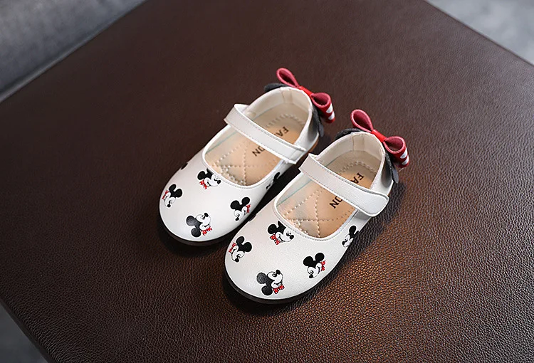 Super soft upper spring and autumn girls soft sole flat shoes children cartoon print Mickey casual shoes round toe leather shoes boy sandals fashion