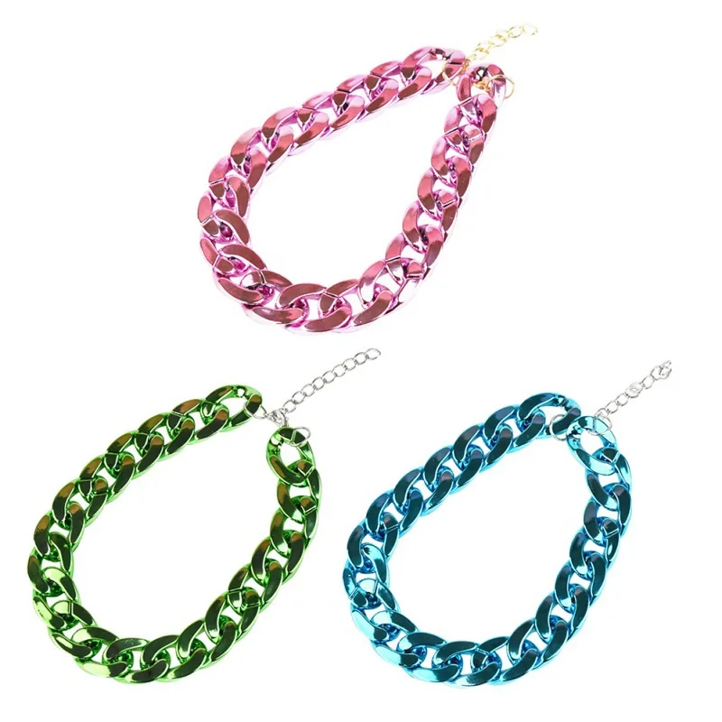 Tres pulseras de diferentes colores. Cada pulsera tiene un diseño de eslabones de cadena y está sujeta a un cierre, lo que sugiere que deben usarse alrededor de la muñeca. Los colores de las pulseras son rosa, verde y azul, respectivamente.