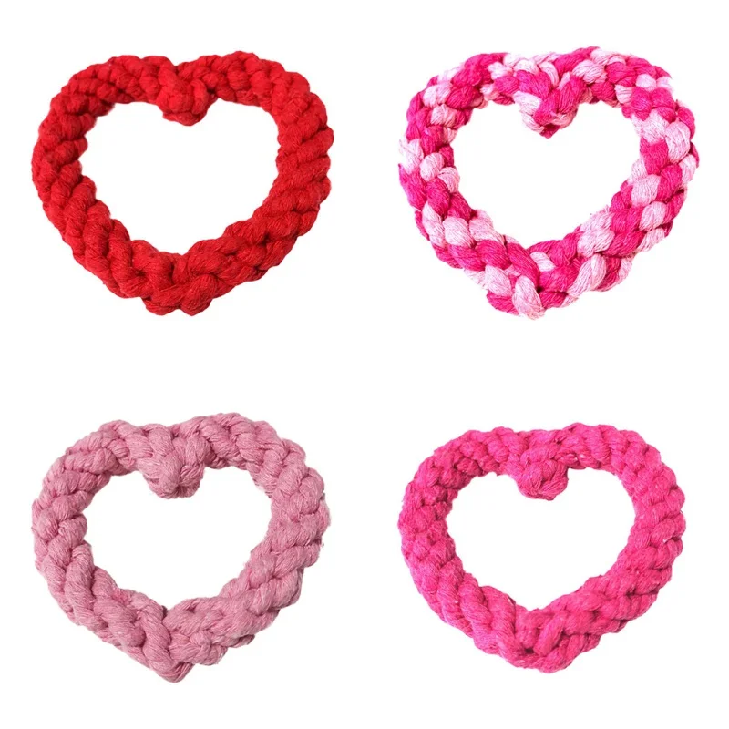 Cuatro corazones tejidos a crochet. Cada corazón está hecho con hilo de un color diferente: rojo, rosa y dos tonos de rosa. Los corazones están dispuestos en un patrón cuadrado, y cada corazón ocupa una esquina del cuadrado. Los puntos de crochet dan a los corazones una apariencia texturizada.