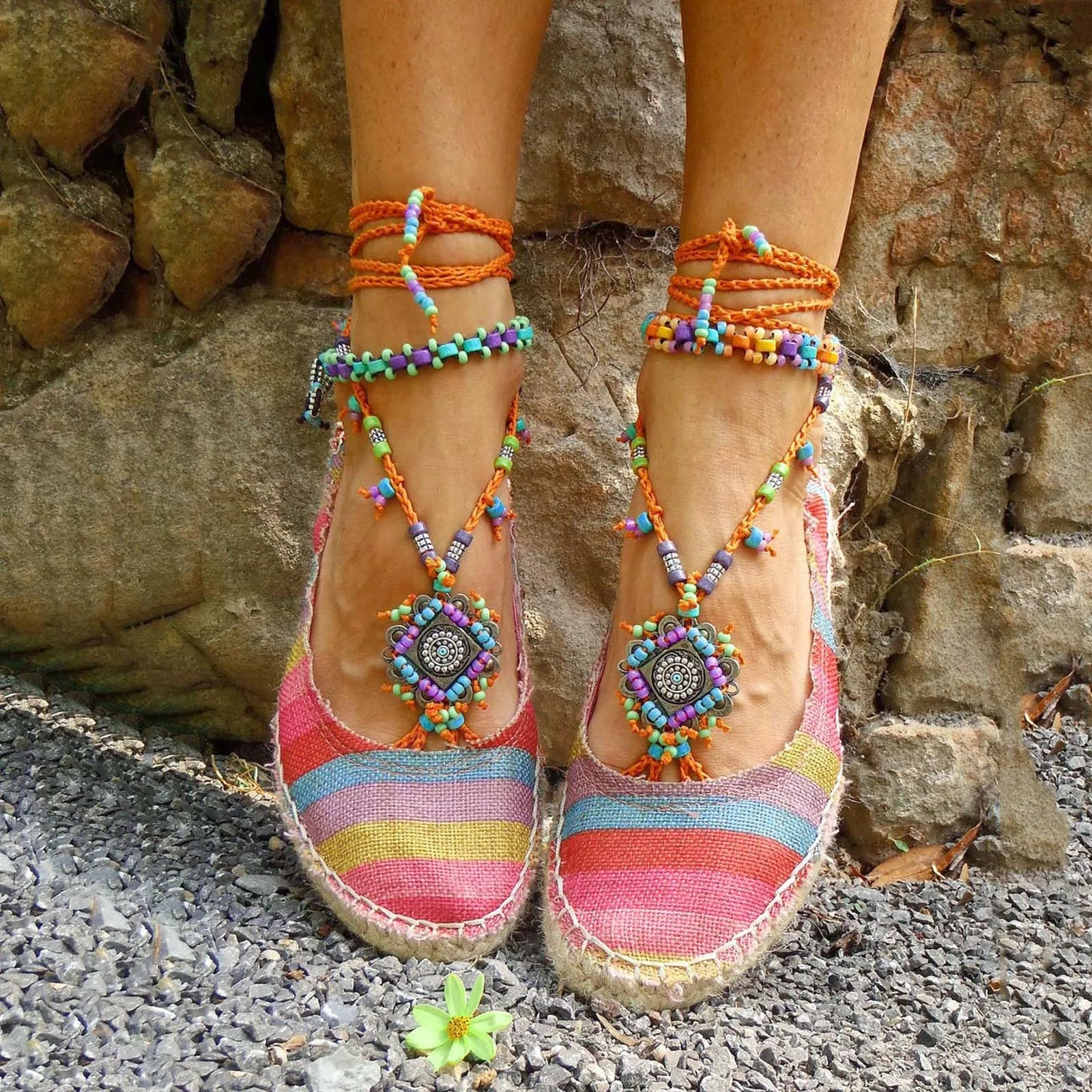 Сандали стиль. Индийская обувь джутти. Обувь в стиле бохо. Босоножки в стиле бохо. Обувь в стиле этно.