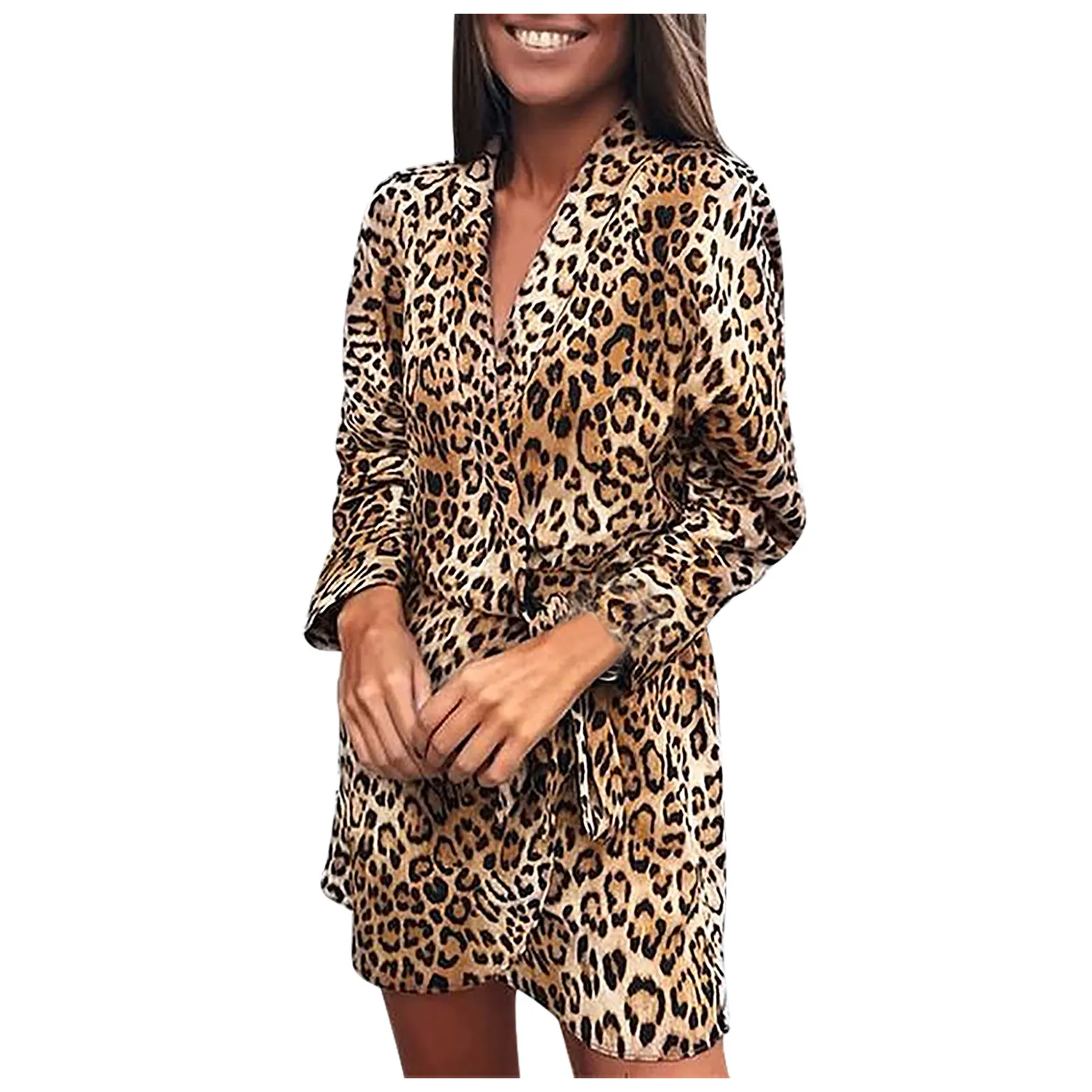 Женщина в леопардовом платье