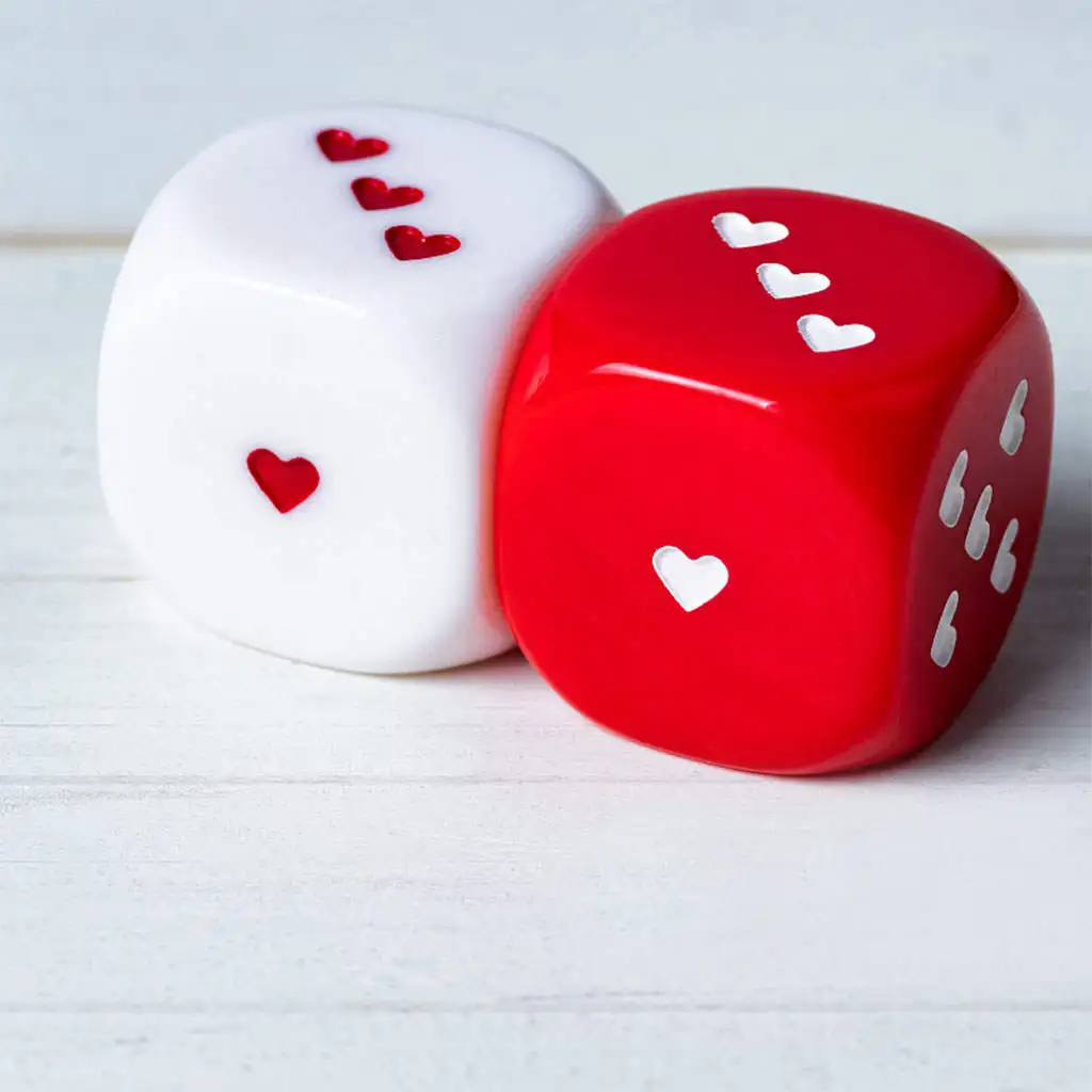 2 Pieces Opaque 25mm 6 Sided Dice Set Heart Pattern Roleplaying RPG DND Game