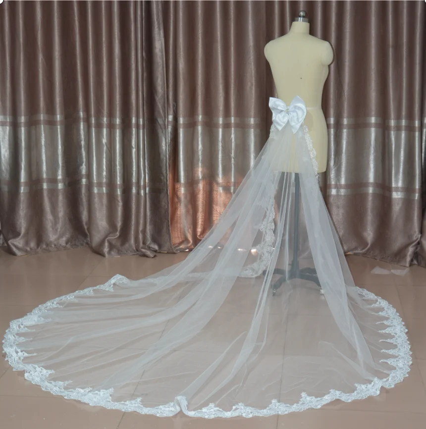 Свадебное платье А-силуэта с сочной каймой, на тонких бретелях, полупрозрачное, с накидкой