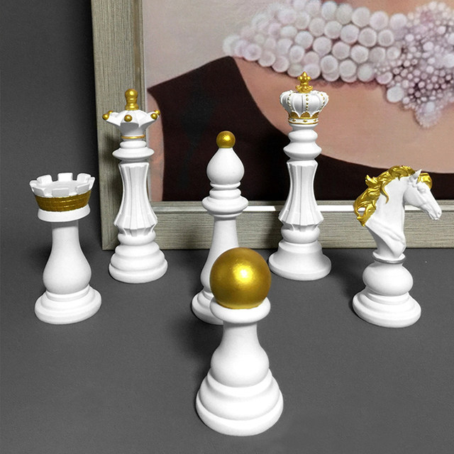 Large shiny black chess king - Curiosa Cabinet