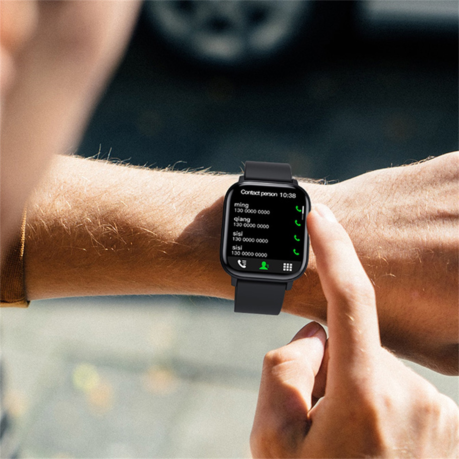 ученик с планшетом. смарт часы на тонкую мужскую руку. умные устройства. Fitbit versa. смарт часы fitbit.