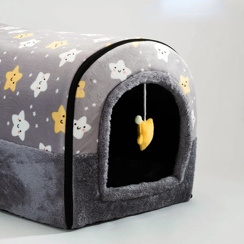 Una cama para mascotas diseñada para gatos. Tiene un diseño acogedor y cerrado con una pequeña entrada, típica de las camas para gatos para brindar una sensación de seguridad y comodidad.