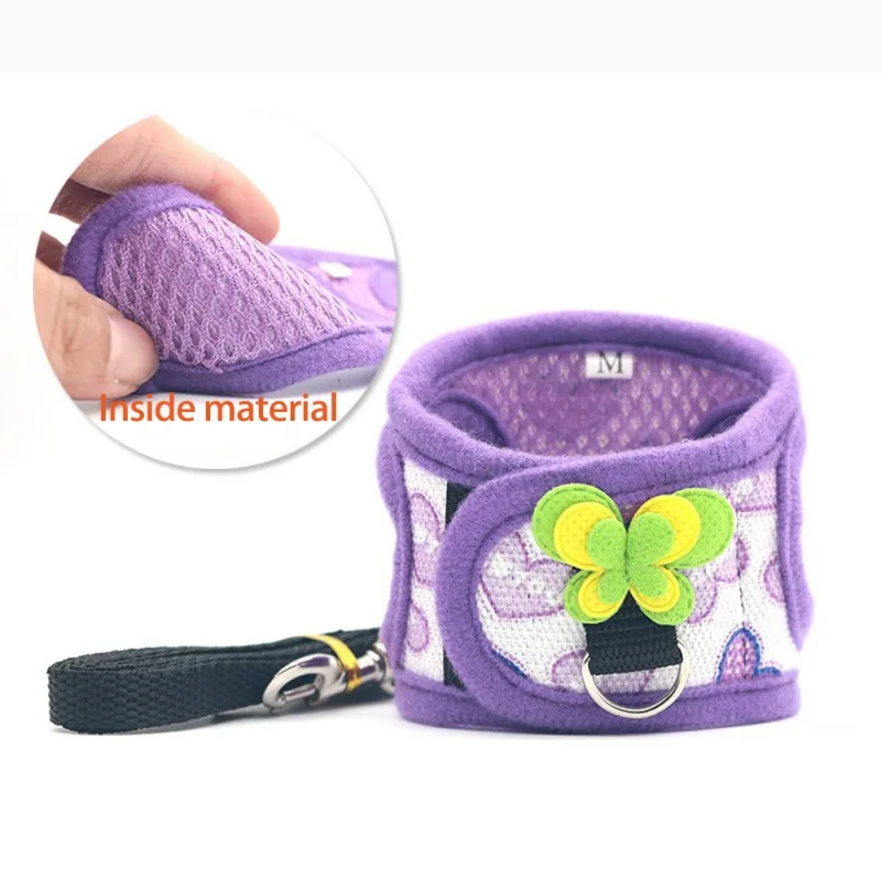 Un primer plano de un artículo de tela violeta, que parece ser una bolsa o un bolso pequeño. El material interior es visible y parece una tela suave y texturizada, posiblemente un tipo de malla o tejido de punto.