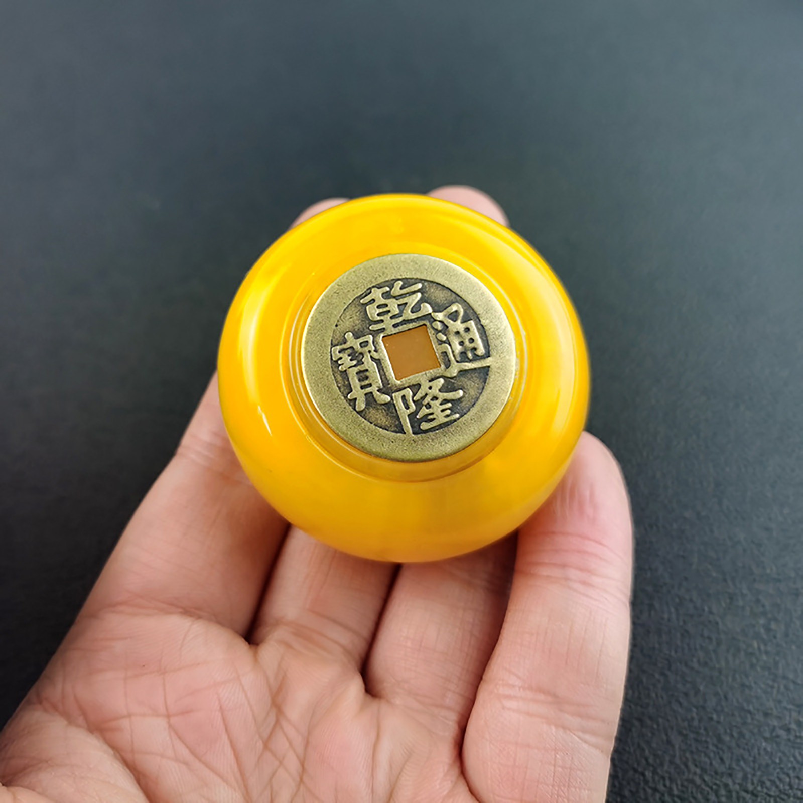 "гусевъ" алюминий, ручка "монетка" крышка фарфор, диаметр 100мм. ворожба монетка на дверную ручку изнутри. выключатель поворотный. керамический поворотный переключатель. ручка монетка.