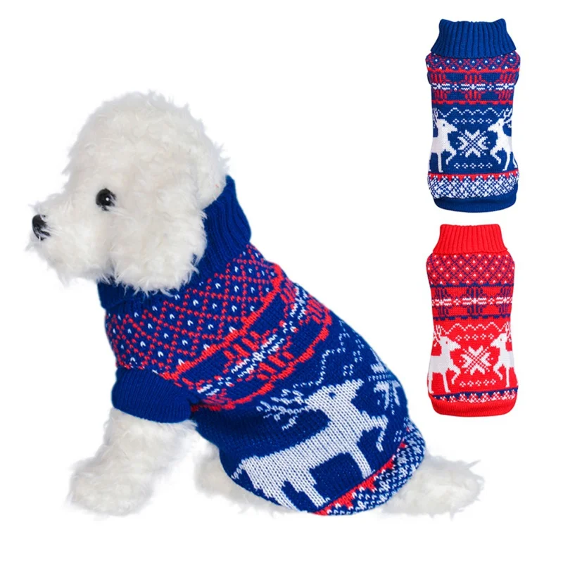 Un perro blanco que lleva un jersey de punto con un diseño festivo. El suéter presenta un patrón que incluye lo que parecen ser renos y posiblemente otros motivos de temática invernal.