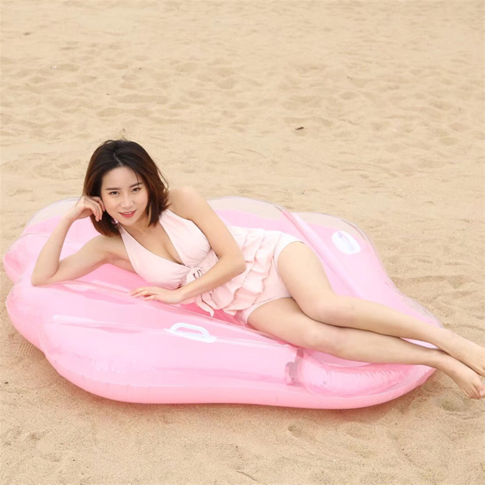 Title 8, Inflatable Floating Mat, Scallop Shape Inflatin...