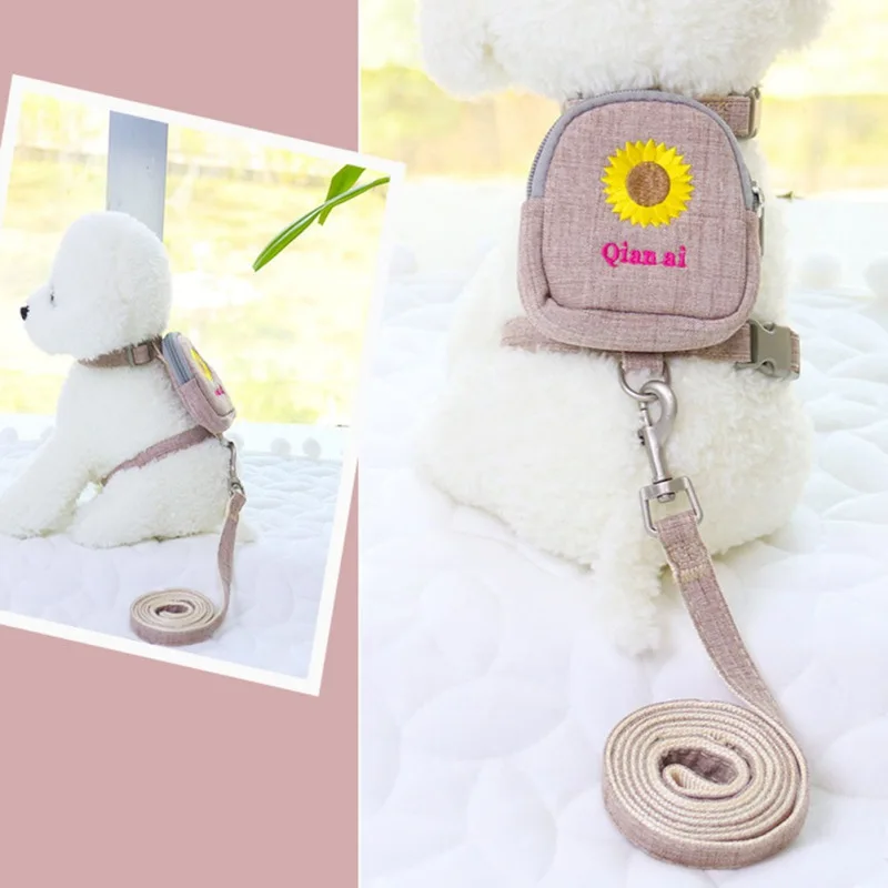 Un peluche de color blanco, que parece ser un osito de peluche, que lleva una pequeña mochila. La mochila es rosa con un diseño de girasol amarillo y tiene el texto Qian ai en el frente.