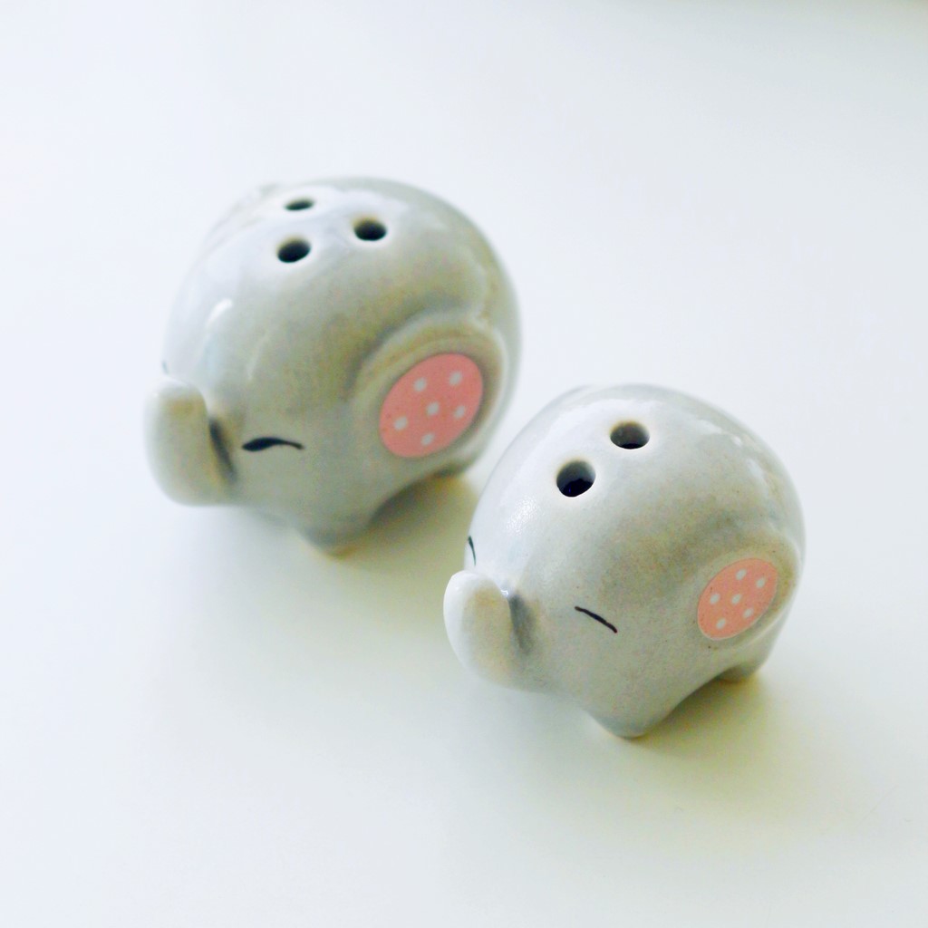 2pcs Ceramic Cruet Spice Jar Cute Elephant Salt and Pepper Shaker for Wedding Bridal Favor Party Supplies Home Desk Decor