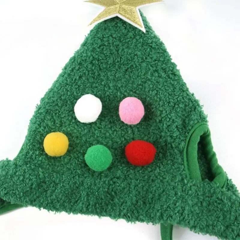 Un peluche diseñado para parecerse a un árbol de Navidad. Tiene una textura verde y difusa que imita la apariencia del follaje de un árbol. En la parte superior hay una estrella dorada, que es una decoración común para los árboles de Navidad.