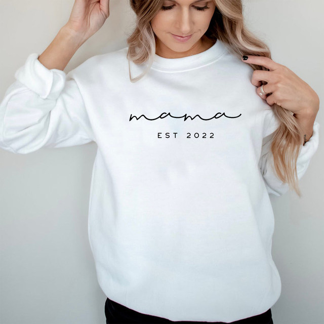 20+ Cute Graphic Sweatshirts For Casual Mom Outfits With a Crewneck