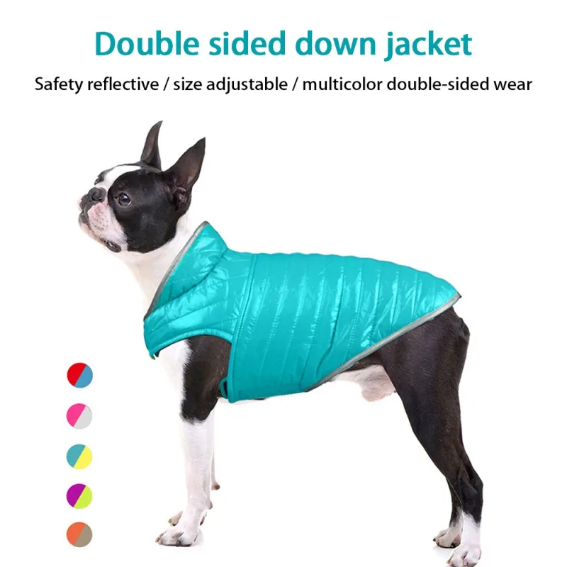 Un perro que lleva una chaqueta de plumas de doble cara. La chaqueta está diseñada para brindar calidez y se describe que tiene características reflectantes de seguridad y es de tamaño ajustable. Parece ser una prenda multicolor de doble cara, lo que sugiere que tiene dos colores diferentes en cada lado.