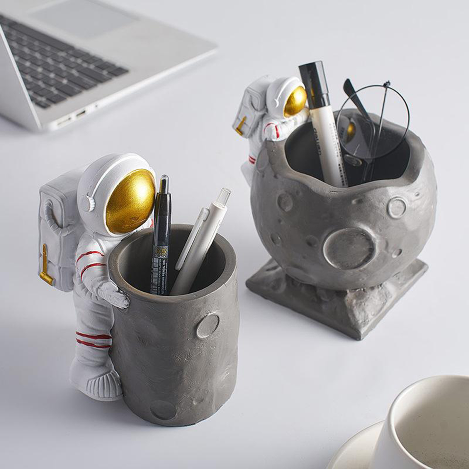 Astronaut Figurine Ornament Table Crafts Pen Holder Ornament Decor Crafts Home Decoration Pencil Cup Gifts