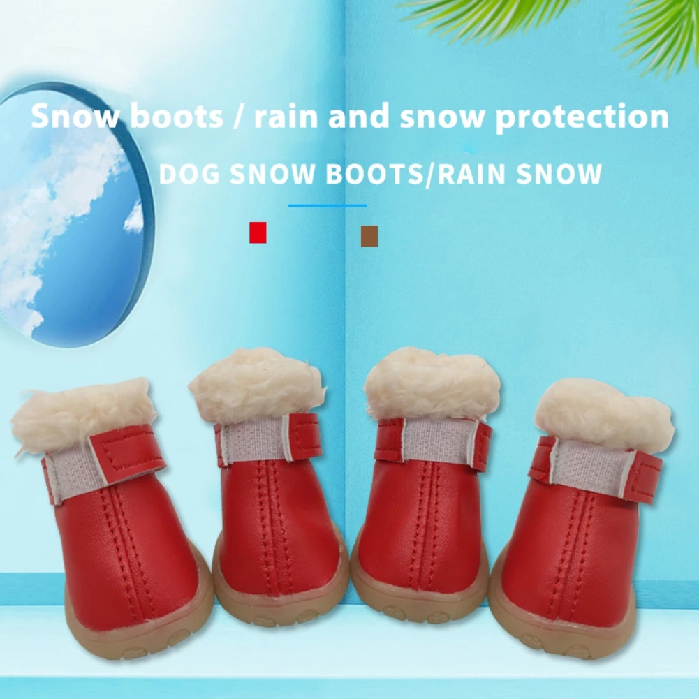 Un par de botas para la nieve rojas con ribete de piel blanca en la parte superior. Las botas están diseñadas para proporcionar protección contra la lluvia y la nieve, como lo indica el texto Botas de nieve / protección contra la lluvia y la nieve y BOTAS DE NIEVE PARA PERROS/NIEVE LLUVIA