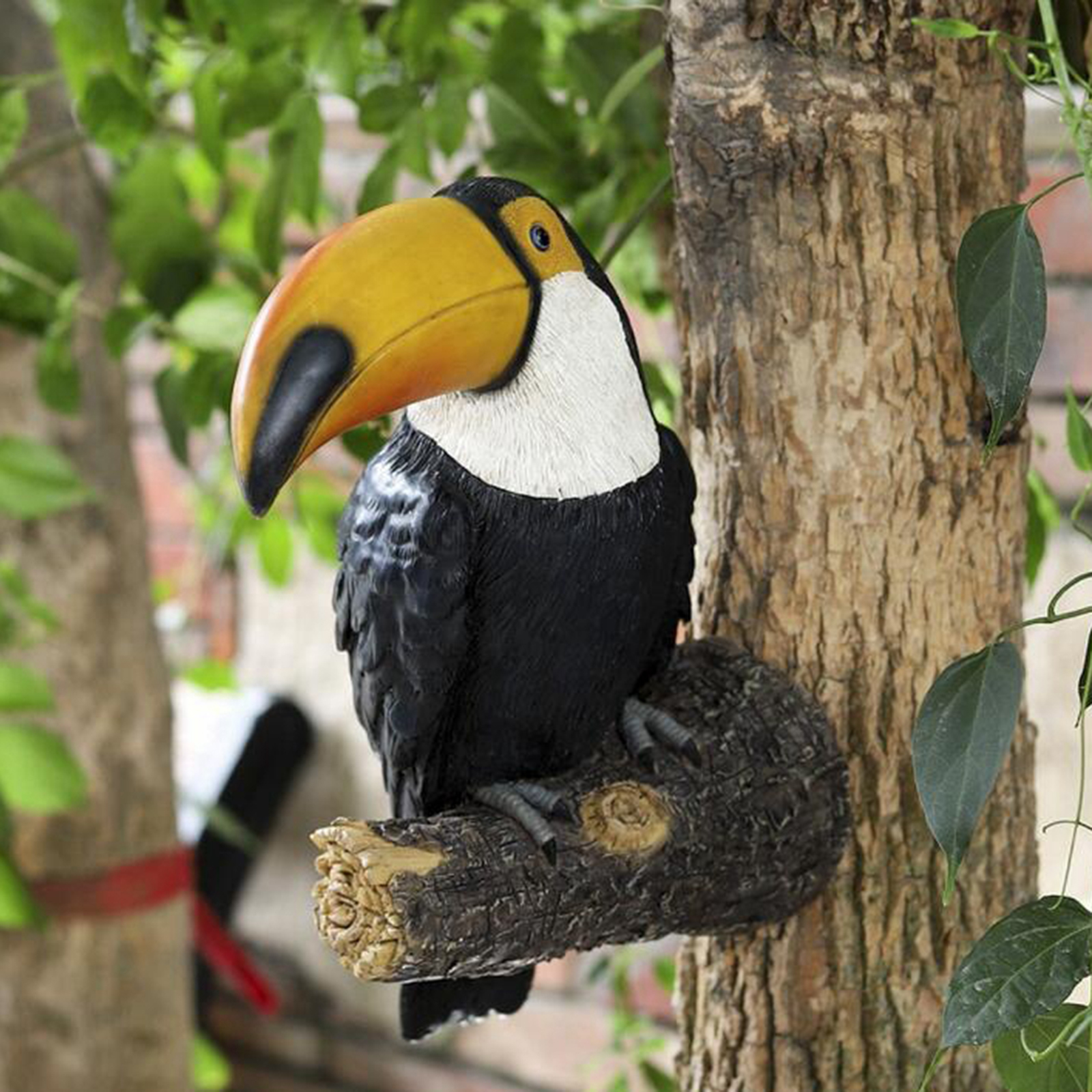 Funny Resin Toucan Tree Hugger Garden Statue Tropical Bird Sculpture for Outdoor Patio Yard Lawn