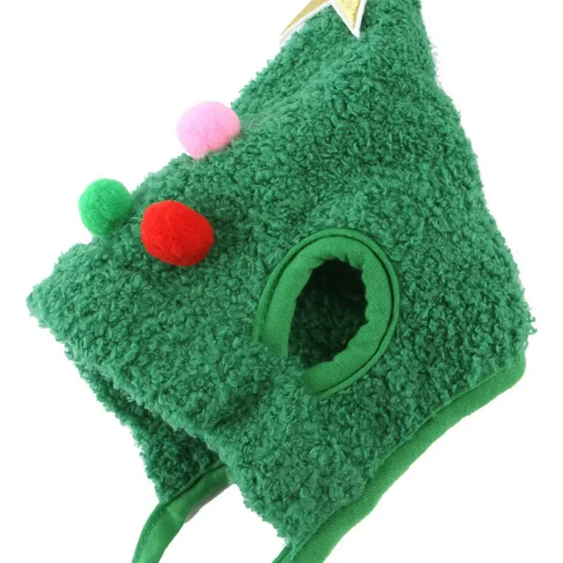 Un peluche verde que parece un árbol de Navidad. Tiene un agujero en la parte superior, que probablemente esté destinado a que un niño meta la mano y lo use como marioneta.