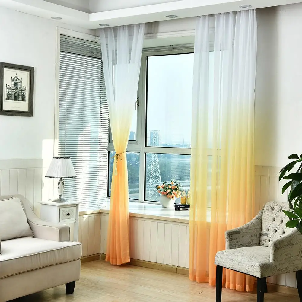 современный дизайн штор для гостиной с балконной дверью