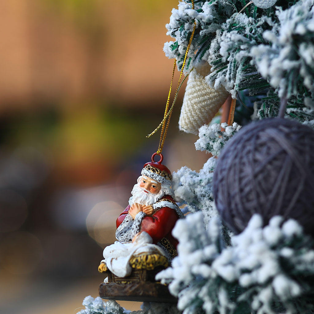 Santa Waiting Pendant with Ribbon Loop Resin Handicrafts Free Standing Hand-Painted for Christmas Tree Decoration