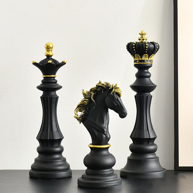 Large shiny black chess king - Curiosa Cabinet