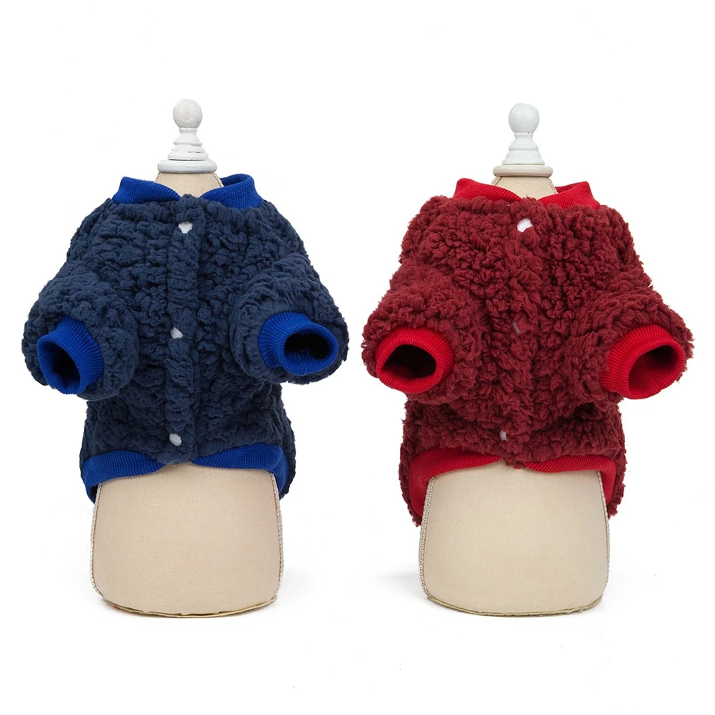 Dos cabezas de maniquí con lo que parecen ser gorros de punto o crochet. El sombrero de la izquierda es azul con un patrón acanalado, mientras que el de la derecha es rojo con una textura acanalada similar.