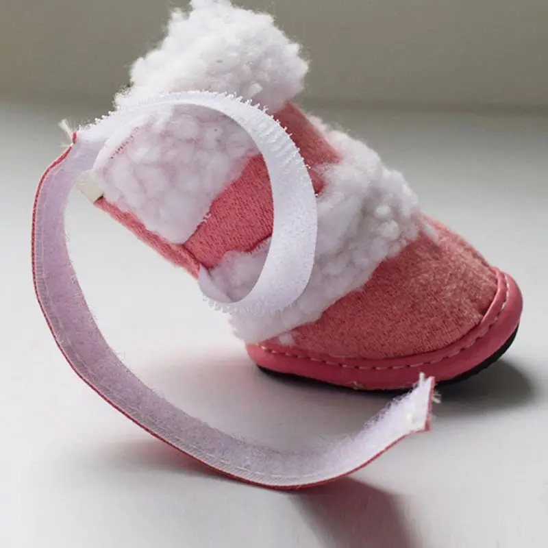 Un solo zapato, que parece ser un zapato de niño, posiblemente una zapatilla o un zapato informal. Tiene una parte superior rosa con un ribete blanco esponjoso que podría ser piel sintética o un material similar.