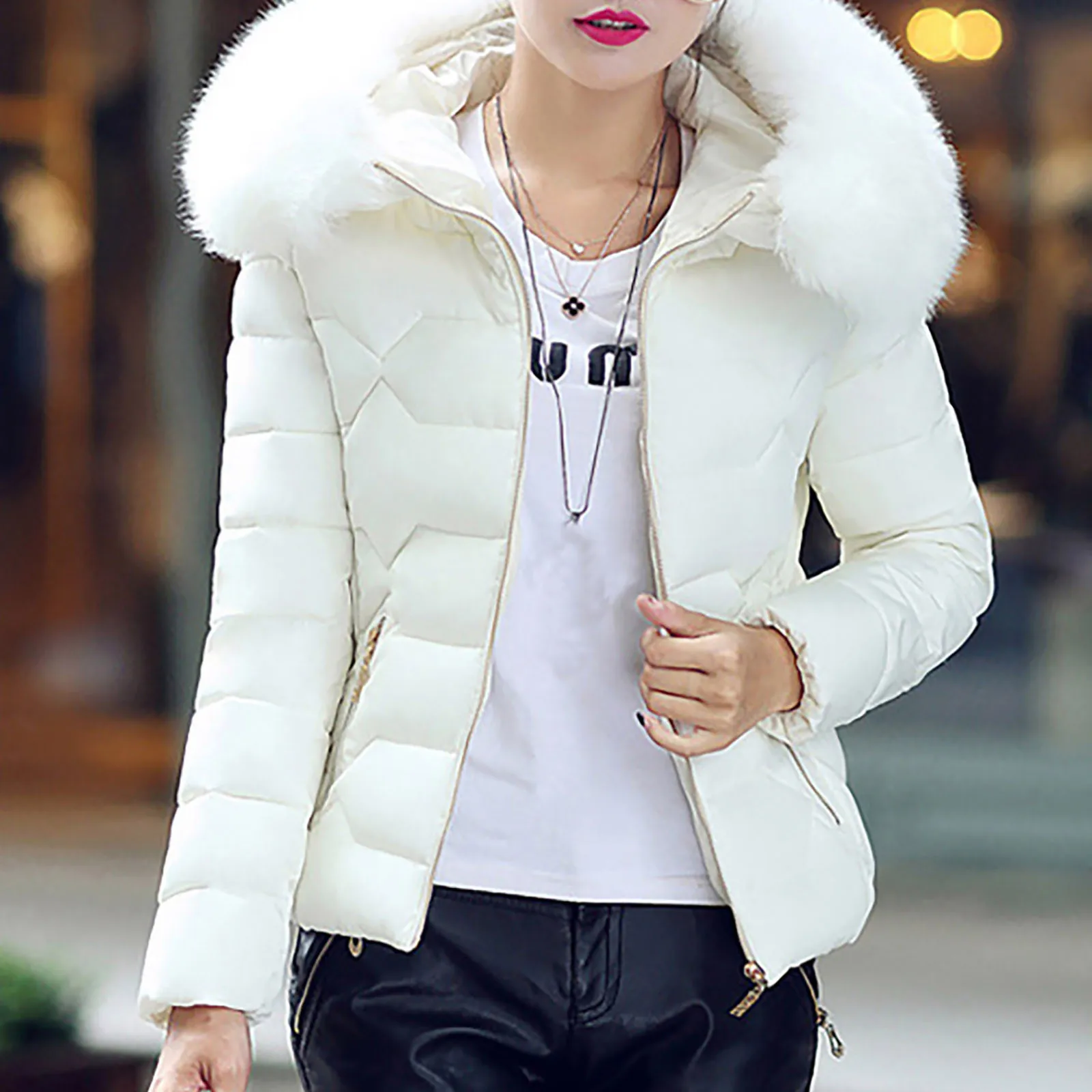 Зимняя куртка женская белая с мехом