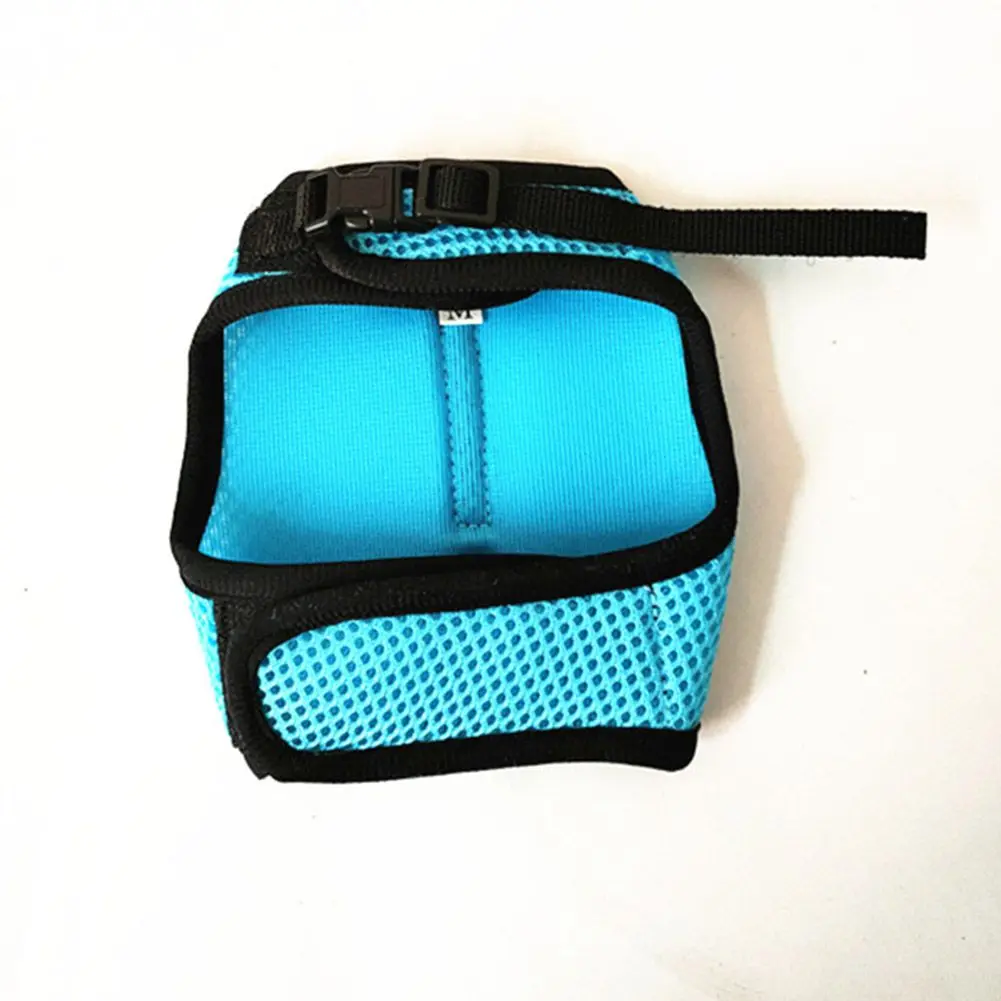 Una bolsa azul con una correa negra. Parece ser una bolsa pequeña, posiblemente aislada, que podría usarse para transportar artículos pequeños como bocadillos, pertenencias personales o dispositivos electrónicos.