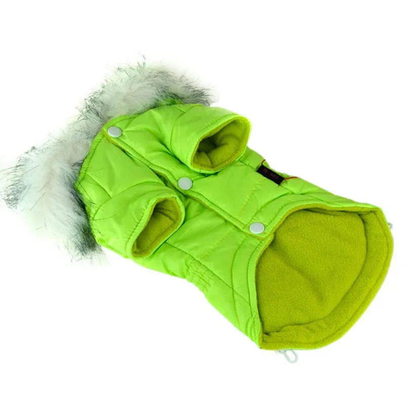 Un par de manoplas de color verde brillante con puño forrado de piel. Los guantes tienen un cierre de botón a presión visible y parecen estar diseñados para climas fríos, brindando calidez y protección para las manos.