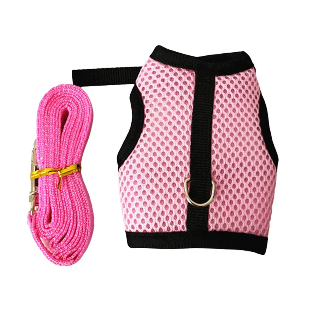 Un arnés para perros rosa y una correa rosa. El arnés tiene un borde negro y parece estar diseñado para que un perro lo use alrededor del pecho y el abdomen, lo que proporciona un ajuste seguro para caminar o entrenar.