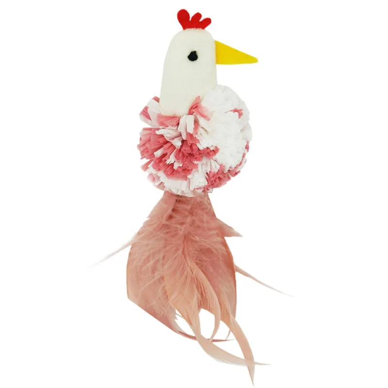 Un peluche que se parece a un pollo. Tiene un cuerpo blanco con un pico amarillo, una cresta roja y una gorguera rosa alrededor del cuello. Las plumas de la cola son rosadas y esponjosas, lo que le da una apariencia linda y caprichosa.