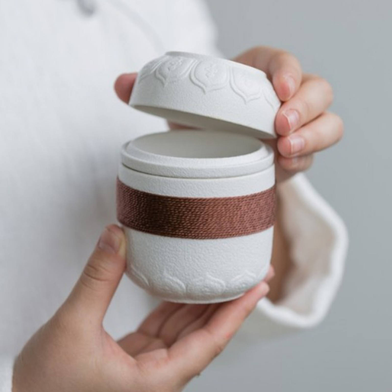 Portable Travel Tea Set Ceramic Crockery Gongfu Tea Infuser Handmade Teacups Tea Set Chinese Drinkware for Outdoor Trip Adults