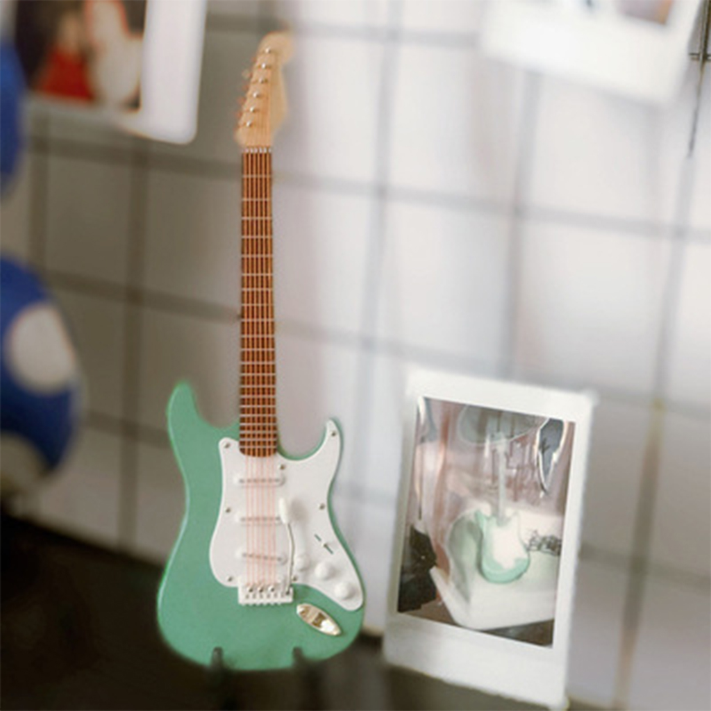 Miniature Wooden Electric Guitar 10cm Model Ornaments Decorative Model Guitar Toys