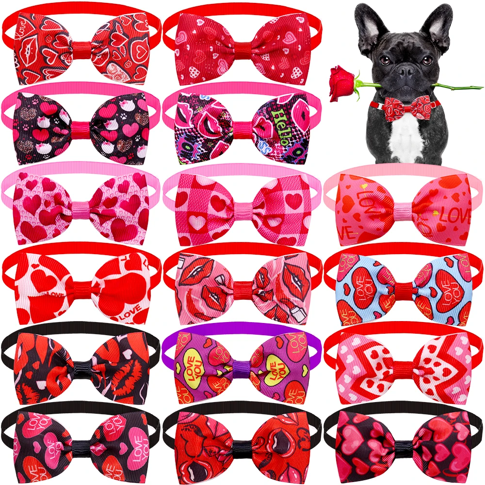 Una colección de bandanas para perros estilo pajarita con varios diseños. Estos pañuelos se utilizan normalmente para vestir a los perros en ocasiones especiales o como complemento de moda. Los diseños incluyen corazones, labios y otros patrones, y vienen en diferentes colores y estilos.