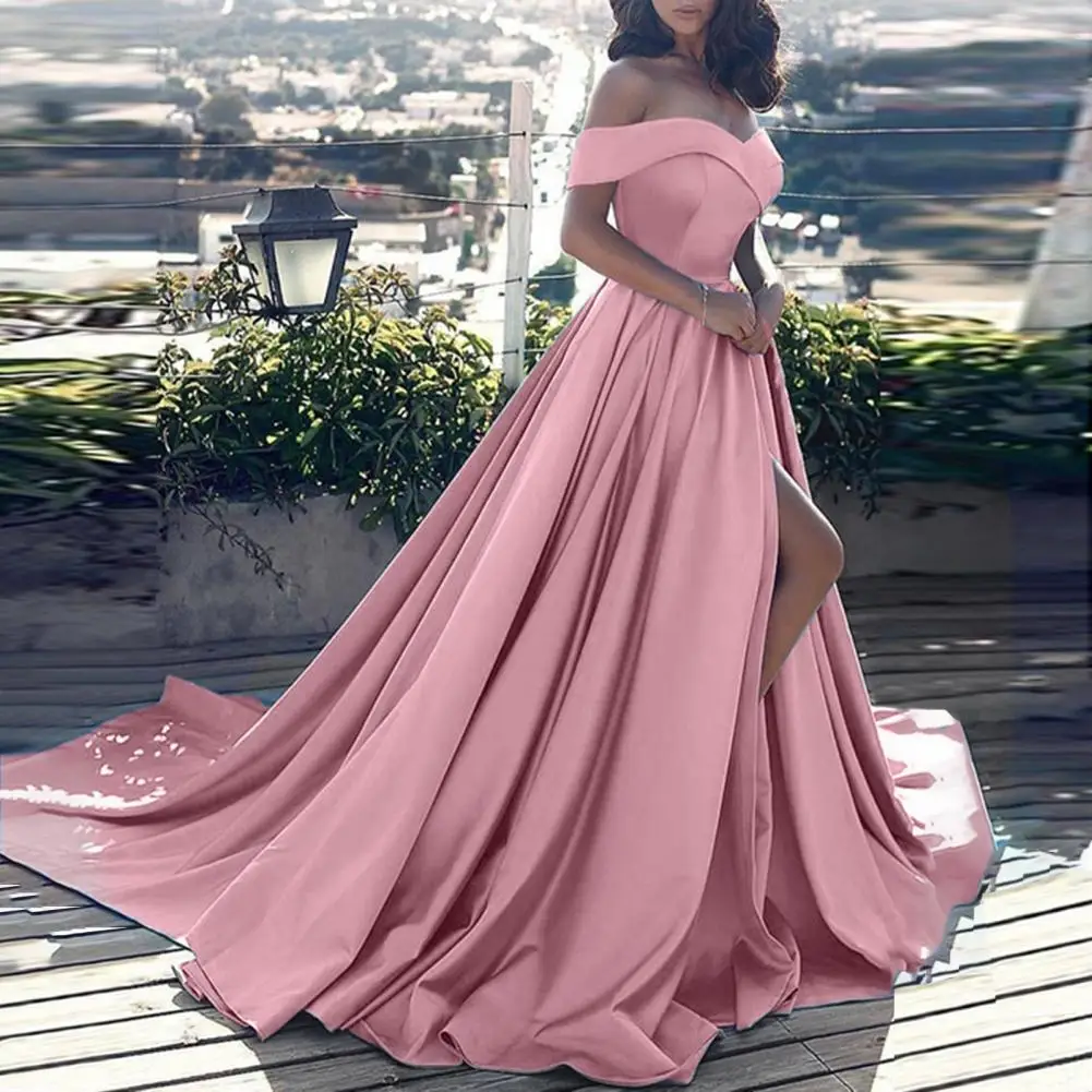 Шелковое платье в пол с открытыми плечами в цвете пудра
