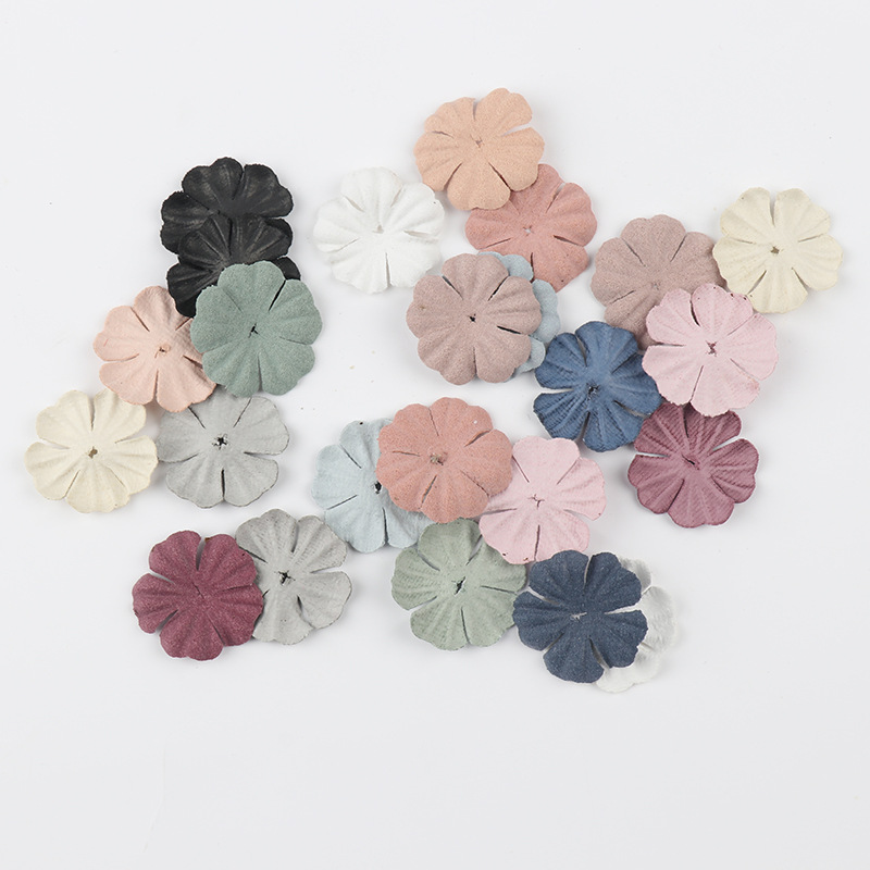 50 Stück Simulierte Mikrofaser-Lederblütenblätter DIY-Zubehör Kleidungszubehör Schuh- und Taschendekoration Blumenstücke – Detail 3