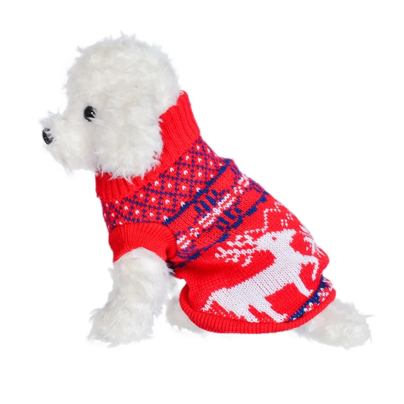 Un juguete de peluche que parece ser un perro blanco que lleva un suéter rojo con un estampado festivo, incluido lo que parece un motivo de reno. El suéter tiene cuello y dobladillo acanalado, lo que sugiere que está diseñado para mantener el juguete abrigado o para agregar un toque decorativo.