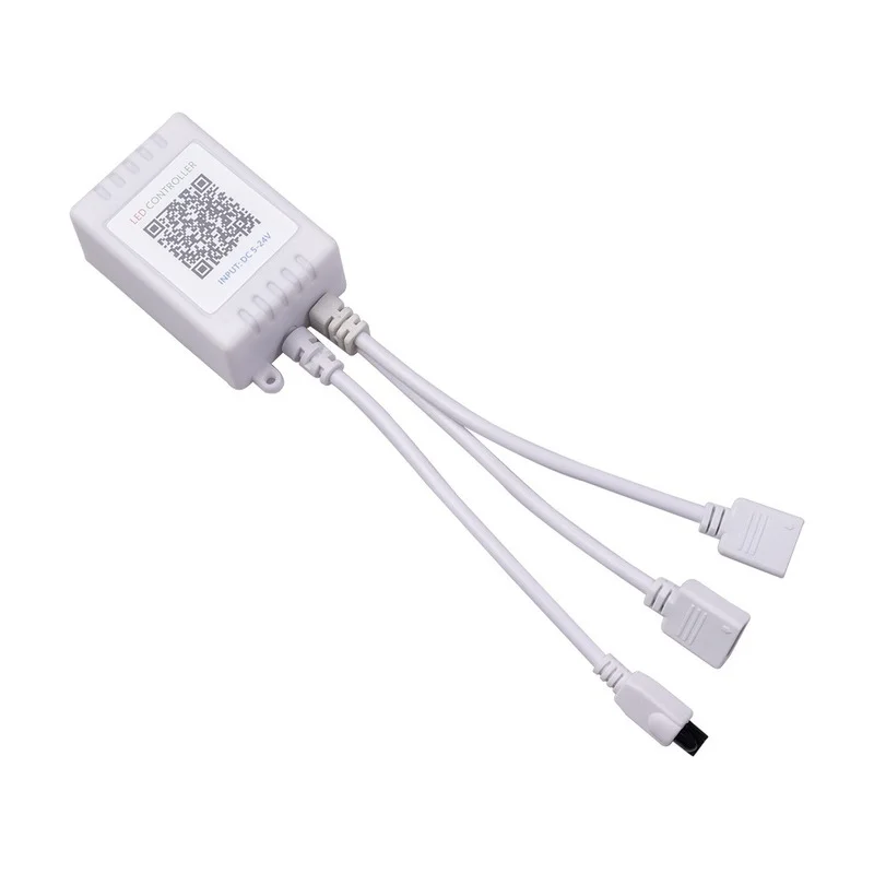 Un cable USB blanco con un código QR