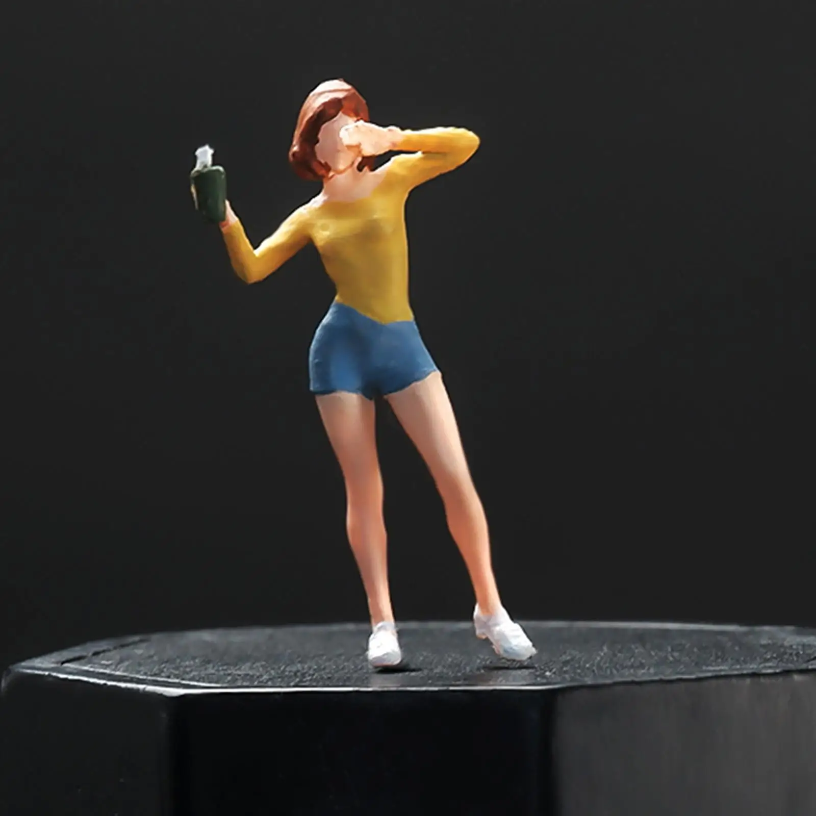 1/64 Scale Drink Girl Mini for Railway Doll House Decoration Micro Landscape