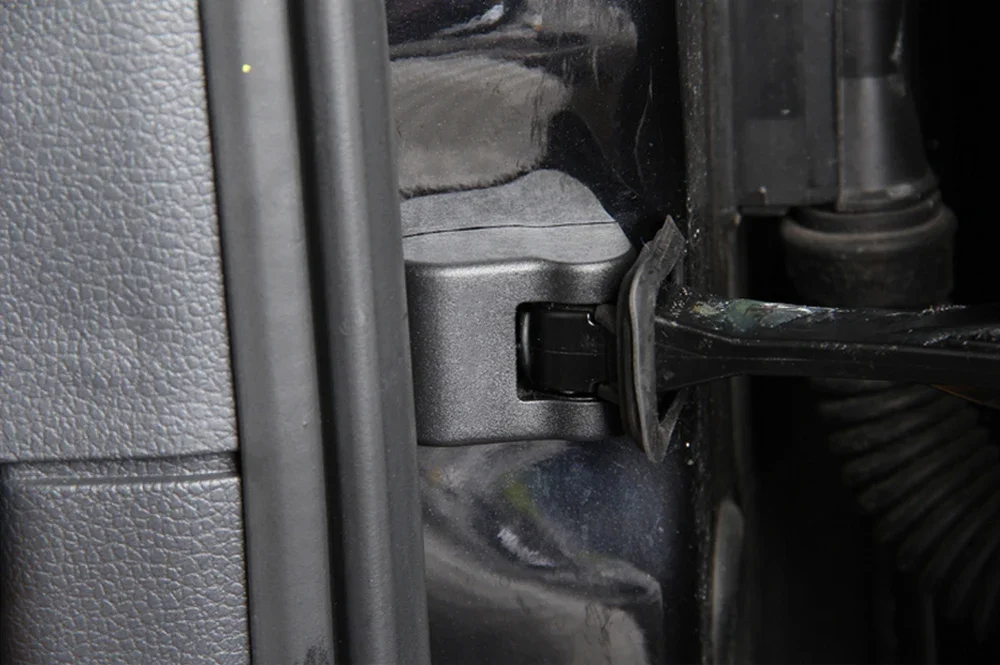 Accesorio negro para el brazo de control de la puerta