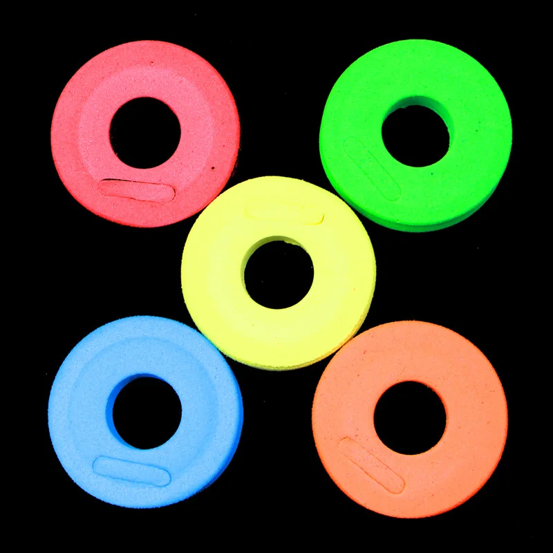 Coloridos objetos circulares con agujeros en el centro