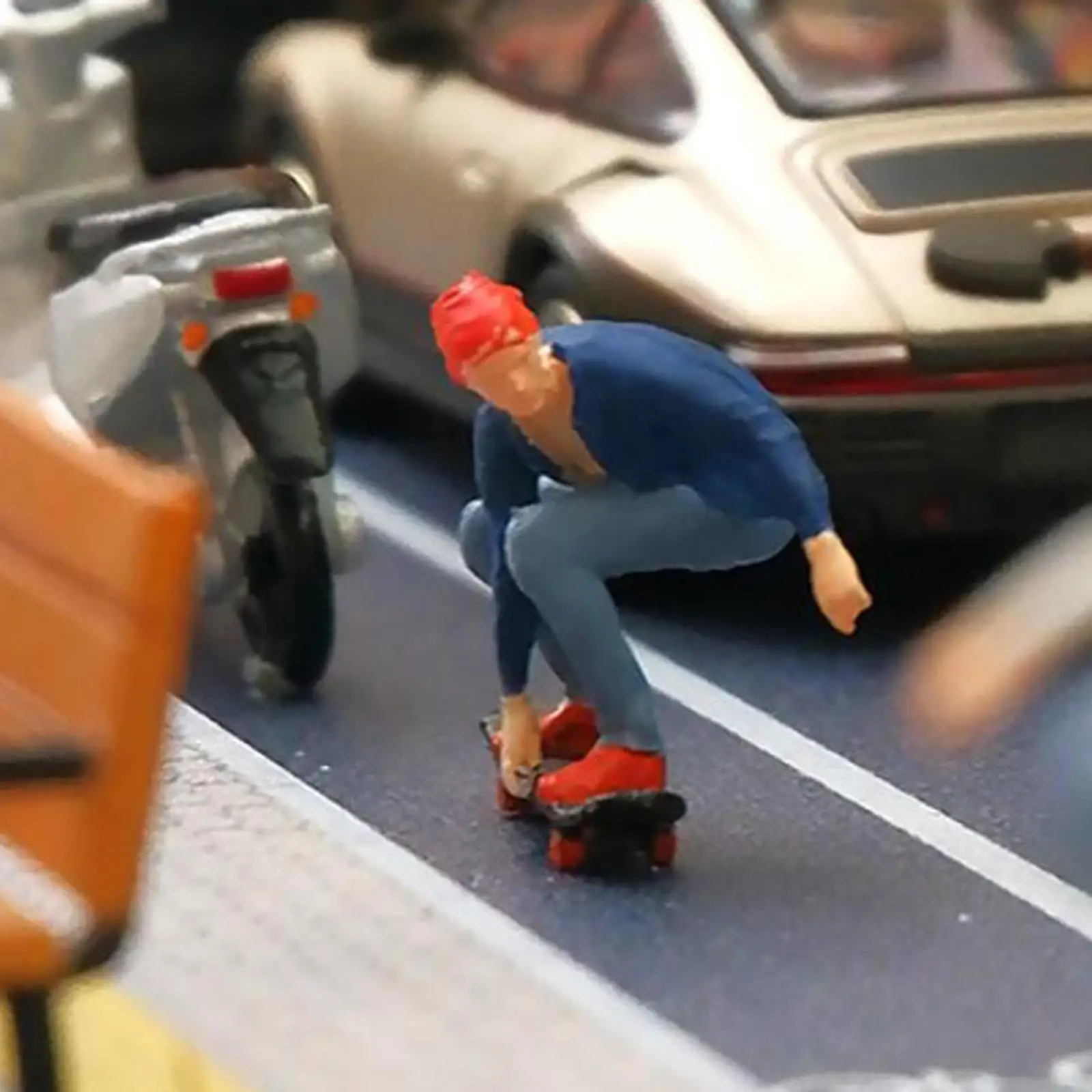 1/64 Scale Miniature Figure Skateboard Man Model Building Kits for Desktop Ornament Street Collections Dollhouse Accessories
