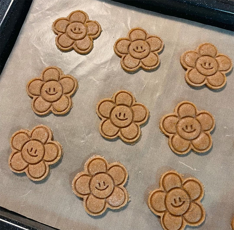 Description Picture 6 of itemSmiling Flower Cookie Cutter Plastic DIY Fondant Cake Biscuits Mold Birthday Dessert Candy Decoration Mould Pastry Bakeware