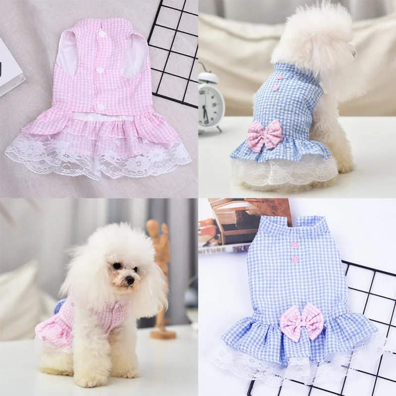 La imagen es un collage de cuatro fotografías que muestran a un pequeño perro blanco con un vestido. El vestido tiene un estampado de cuadros con colores rosa y azul y presenta un lazo en la espalda.