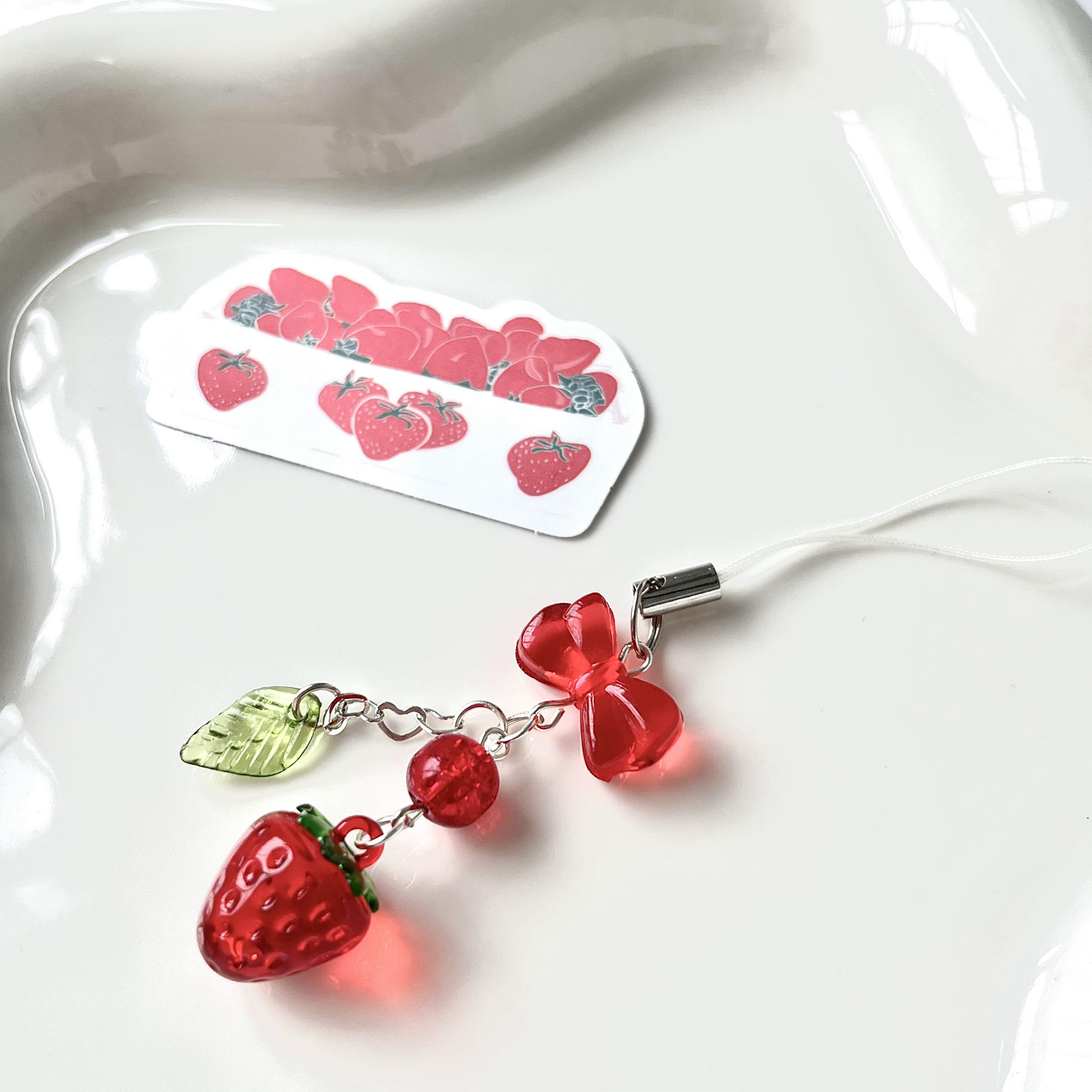 Süße rosa rote Kirsche Erdbeere Handyband Charm Landyard Schlüsselanhänger Schlüsselanhänger für Mädchen Frau Tasche Kamera Anhänger für Airpods Fall – Detail 2